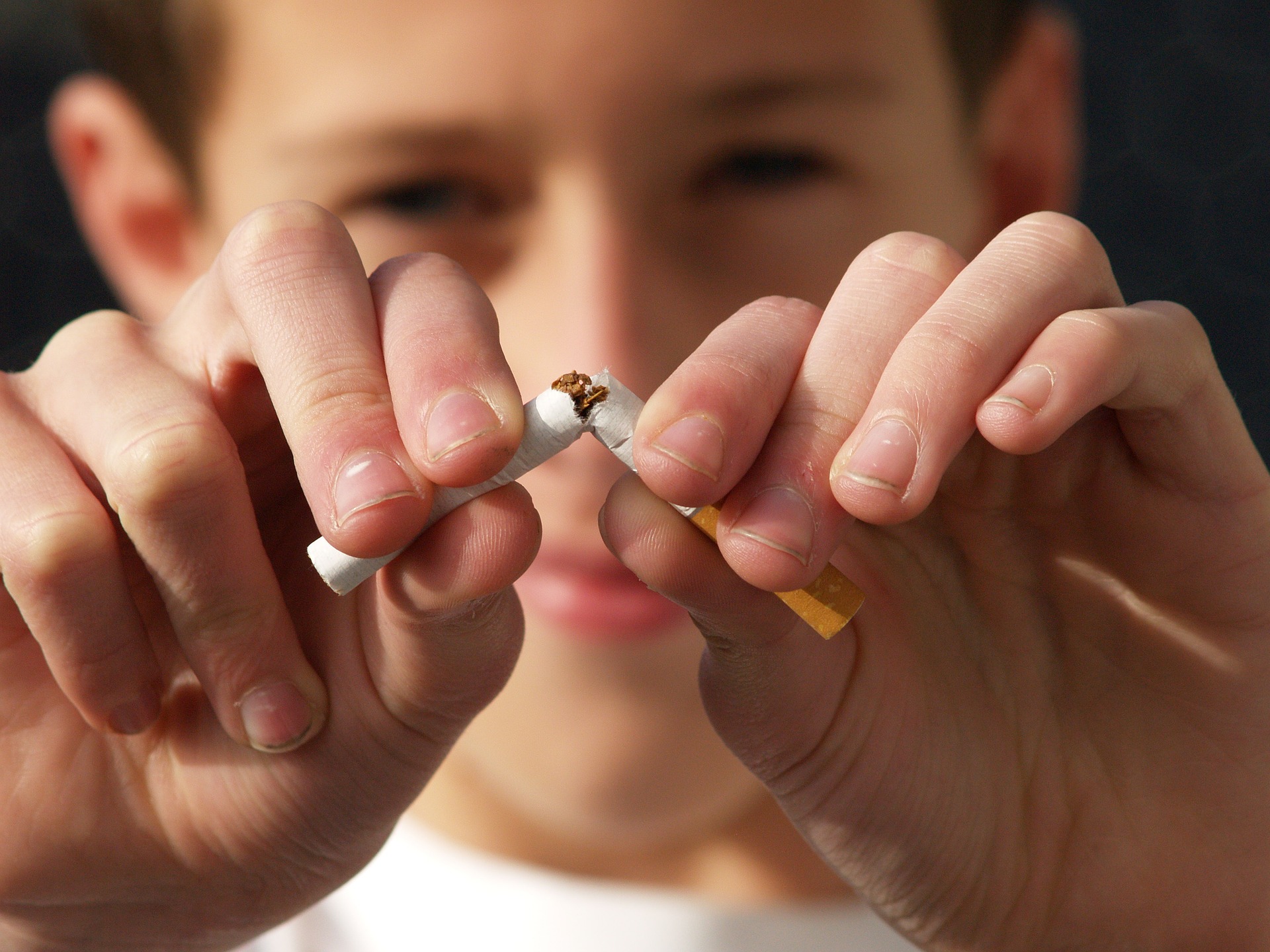 Se atribuye la guarda y custodia exclusiva a un progenitor por la adicción al tabaco del otro por encima de la salud de los hijos
